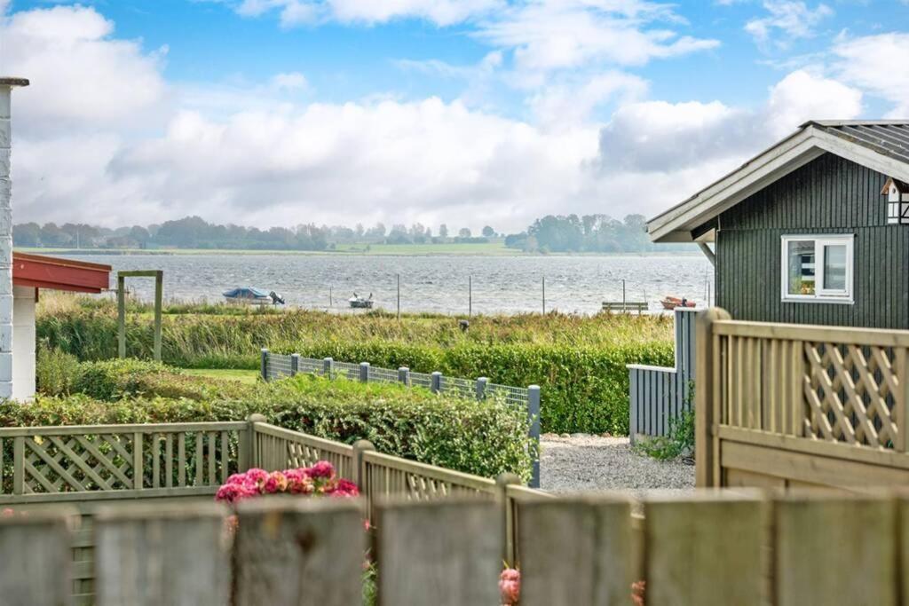 Skon Feriebolig Med Havudsigt I Naturskont Omrade Munkebo Bagian luar foto